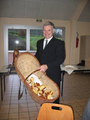 Man holding a basket of brioche